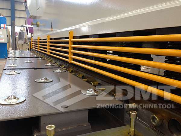 简易式防护栏和球面工作台.jpg 简易式防护栏和球面工作台.jpg